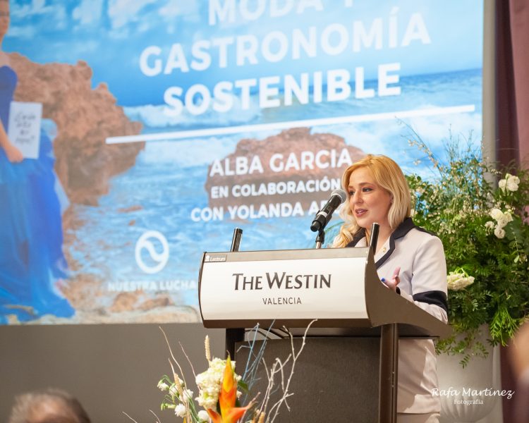 La diseñadora Alba García (Cache Croche) impartió por segunda vez una conferencia sobre “Moda y gastronomía sostenible” a favor de la asociación Nuestra Lucha