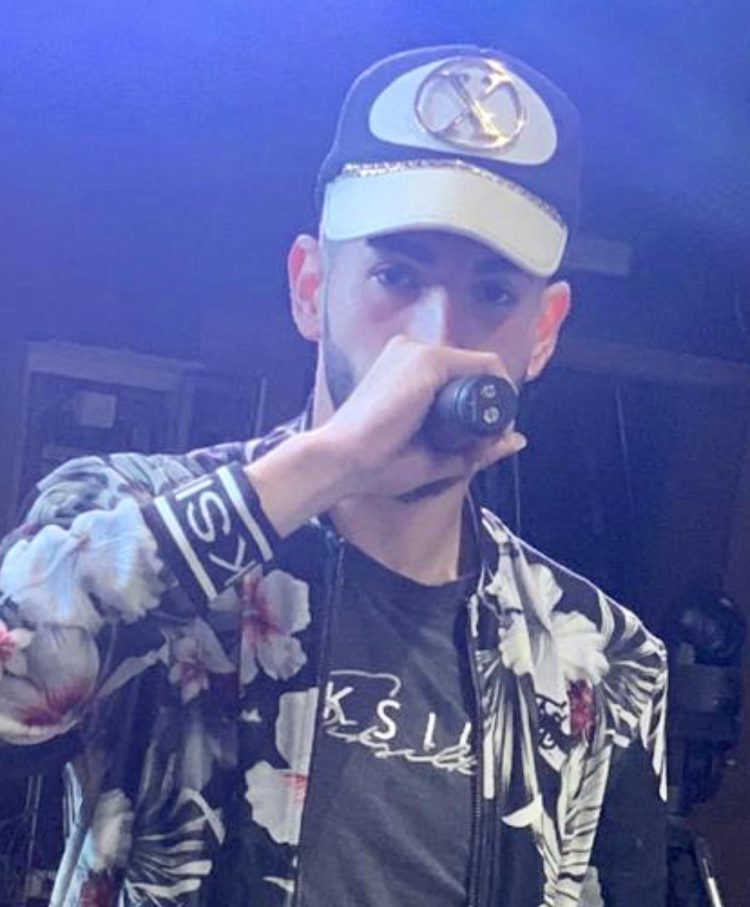 SITO UN CANTA AUTOR CON ESTILO PROPIO