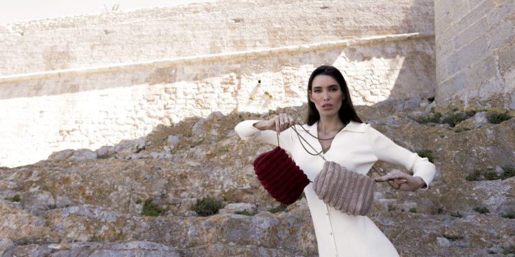 Marta López-Álamo, protagonista de la campaña de botas y bolsos de invierno 23-24