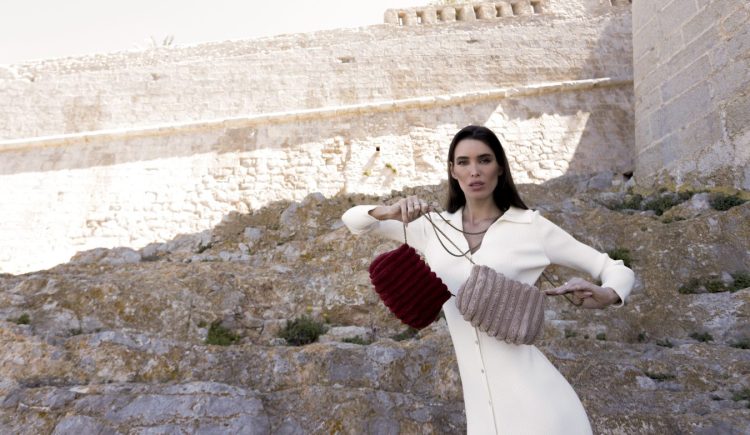 Marta López-Álamo, protagonista de la campaña de botas y bolsos de invierno 23-24