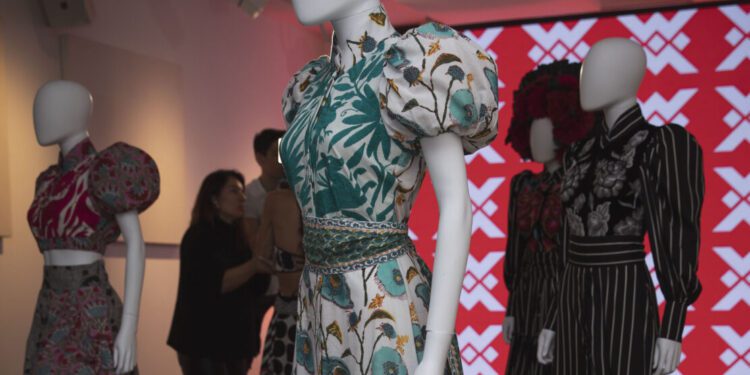 Regina Dondé y Cuadra triunfan en Madrid con la presentación de ‘Flor Viajera’, su actual colección