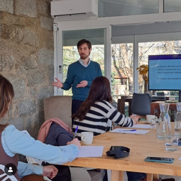 DAVID MEDINA. UN FARO EN LA VORÁGINE DE LA CIUDAD