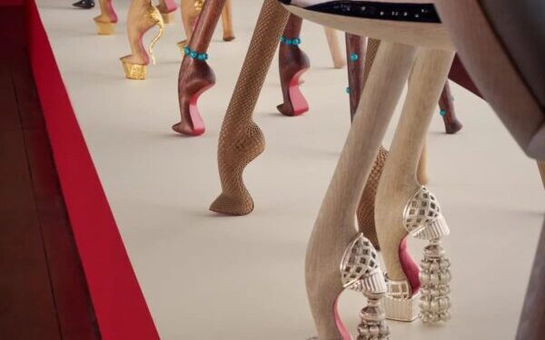 LOUBOUTIN Y PIERRE YOVANOVITCH PRESENTAN SU ÚLTIMO PROYECTO DE SILLAS MAJESTUOSAS DE ICONOS FEMENINOS
