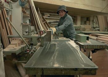 María del Carmen: La Ebanista que Revive la Tradición Familiar