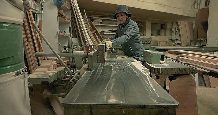 María del Carmen: La Ebanista que Revive la Tradición Familiar