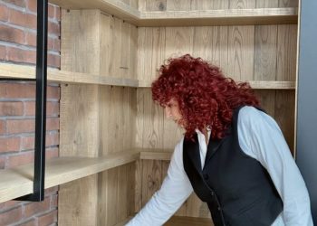 Una de las pocas mujeres ebanistas en España