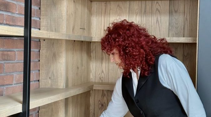 Una de las pocas mujeres ebanistas en España