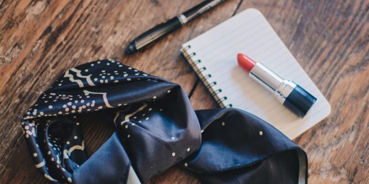 Otoño con estilo: el pañuelo, el complemento que transforma tu look