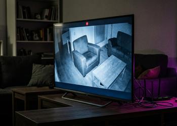 El divorcio digital, cuando el propio hogar se convierte en una herramienta de vigilancia