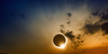CONTEMPLAR EL ECLIPSE SOLAR DEL 12 DE AGOSTO DESDE EL NORTE: LUJO, PAISAJE Y CIELO EN ESTADO PURO