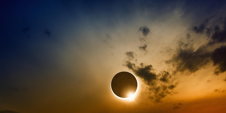 CONTEMPLAR EL ECLIPSE SOLAR DEL 12 DE AGOSTO DESDE EL NORTE: LUJO, PAISAJE Y CIELO EN ESTADO PURO